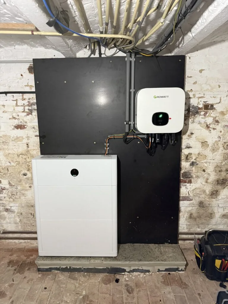 Geïnstalleerde thuisbatterij aan de muur