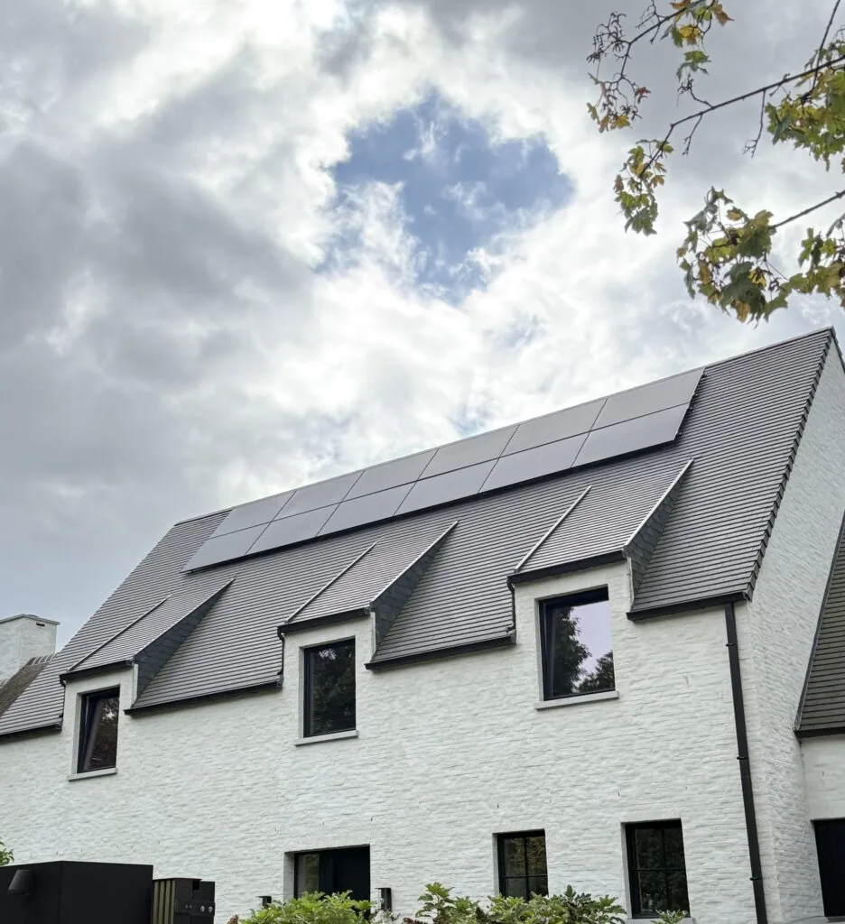 Vollezon installateur op een dak met zonnepanelen