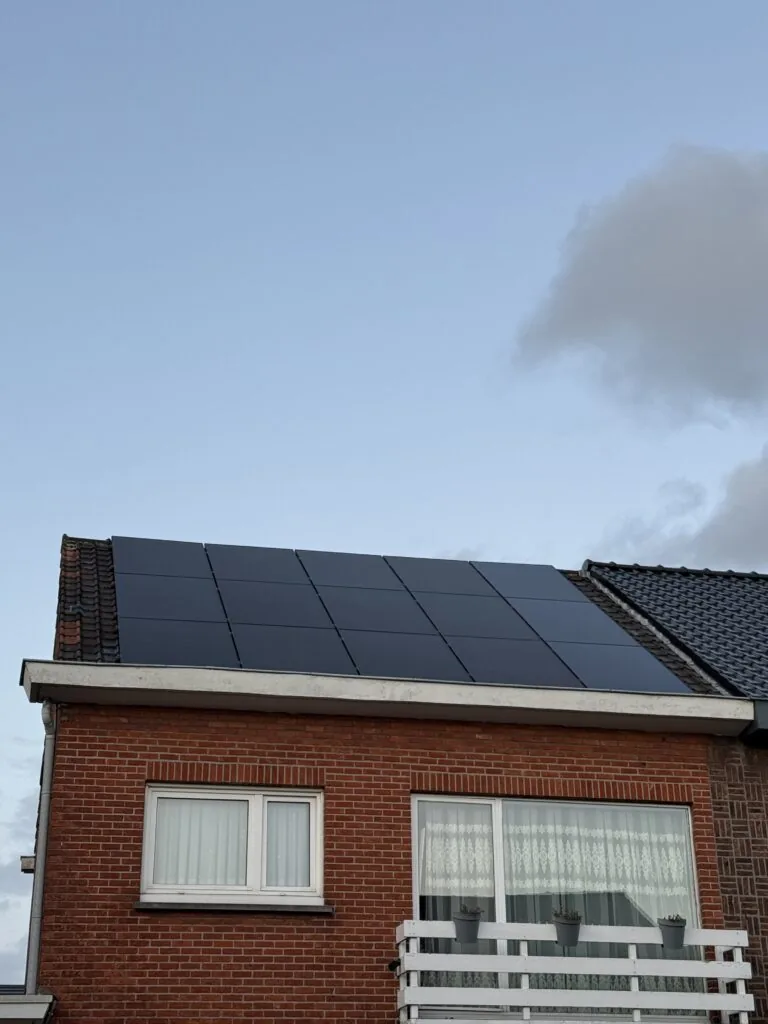 Afgewerkte zonnepaneleninstallatie door Vollezon