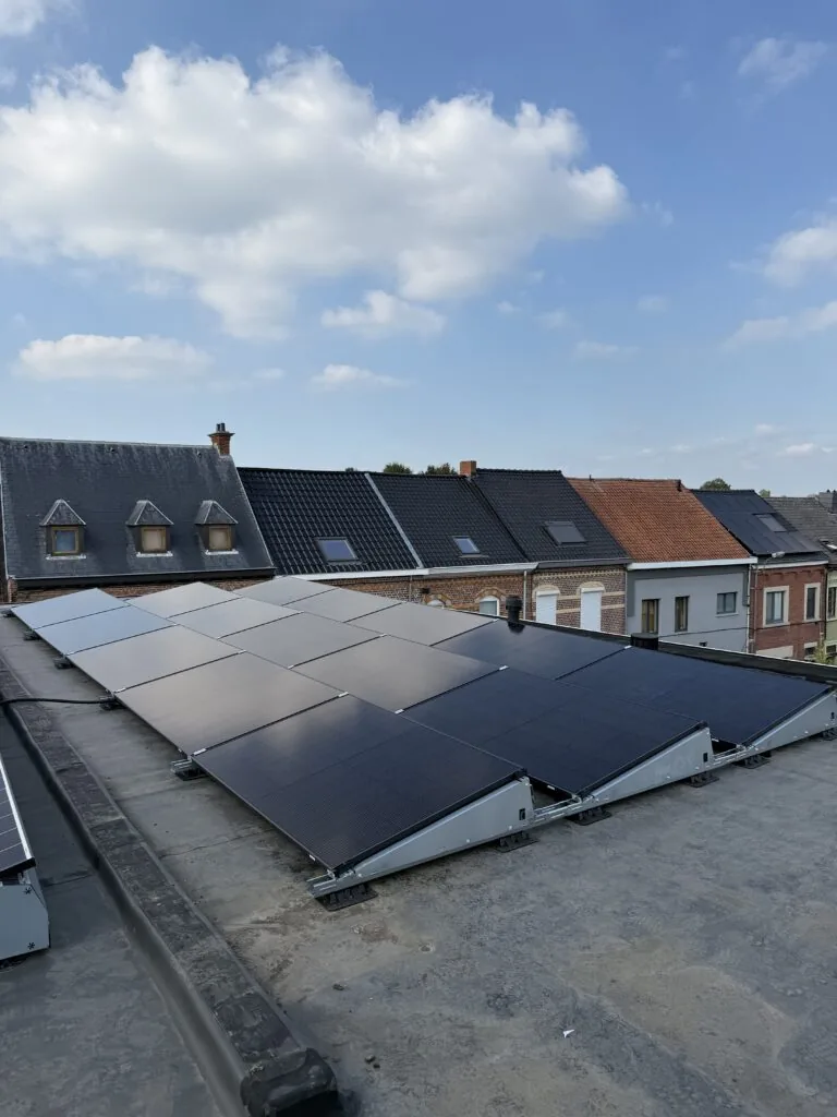 Installatie van zonnepanelen op een hellend dak